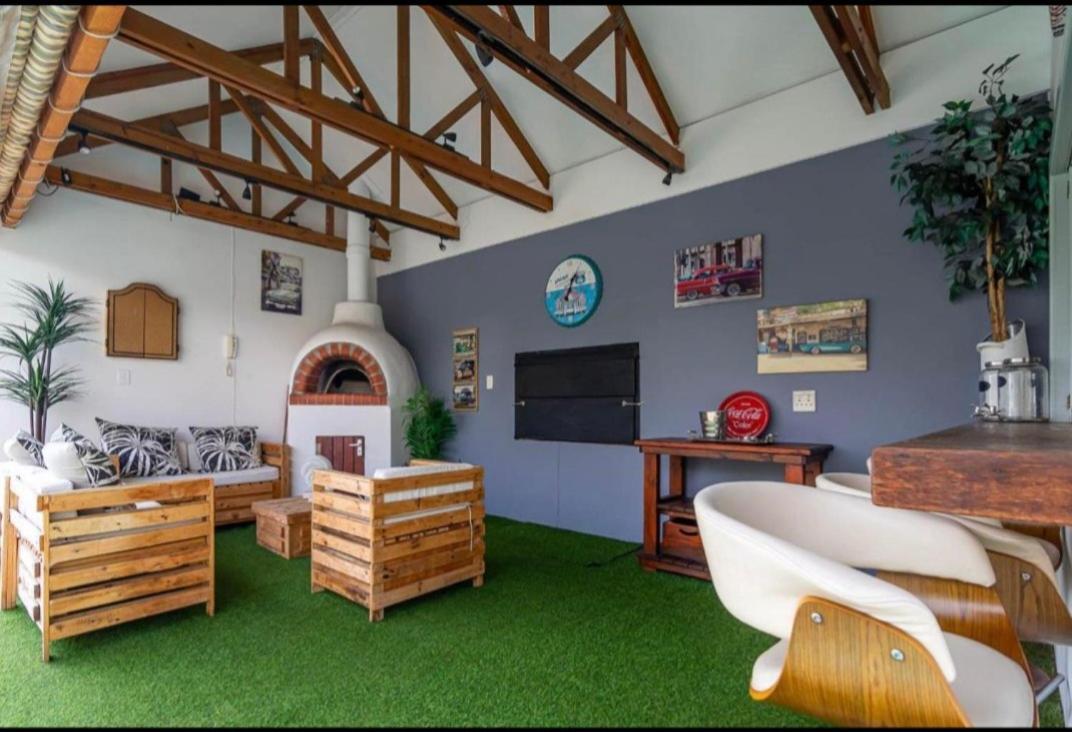 Gordon'S Beach Lodge Gordonʼs Bay Eksteriør bilde